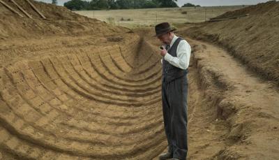 Basil Brown (Ralph Fiennes) in 'The Dig' (Photo: Netflix)