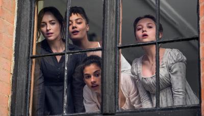 Anne Elliot (Dakota Johnson), Henrietta Musgrove (Izuka Hoyle), Louisa Musgrove (Nia Towle), and Mary Musgrove (Mia McKenna-Bruce) Photo: Nick Wall / Courtesy of Netflix